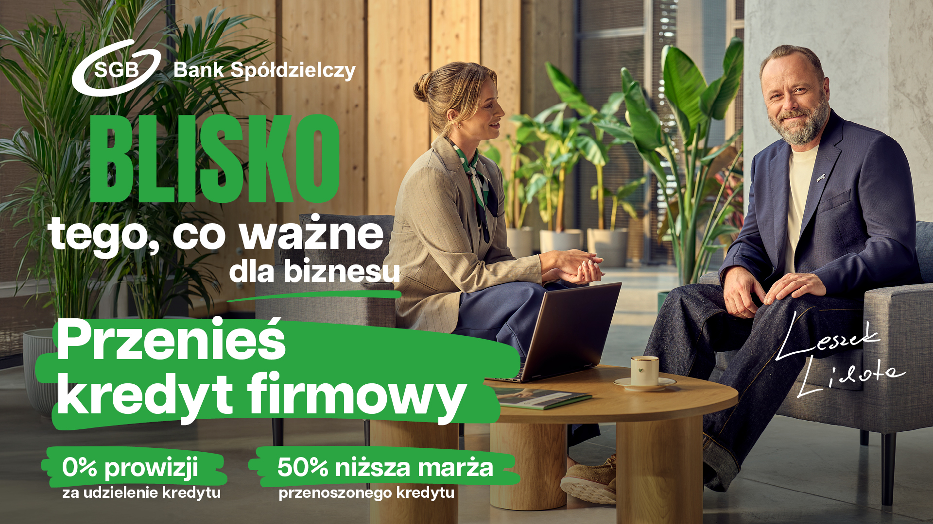 Kobieta i mężczyzna rozmawiający o biznesie
