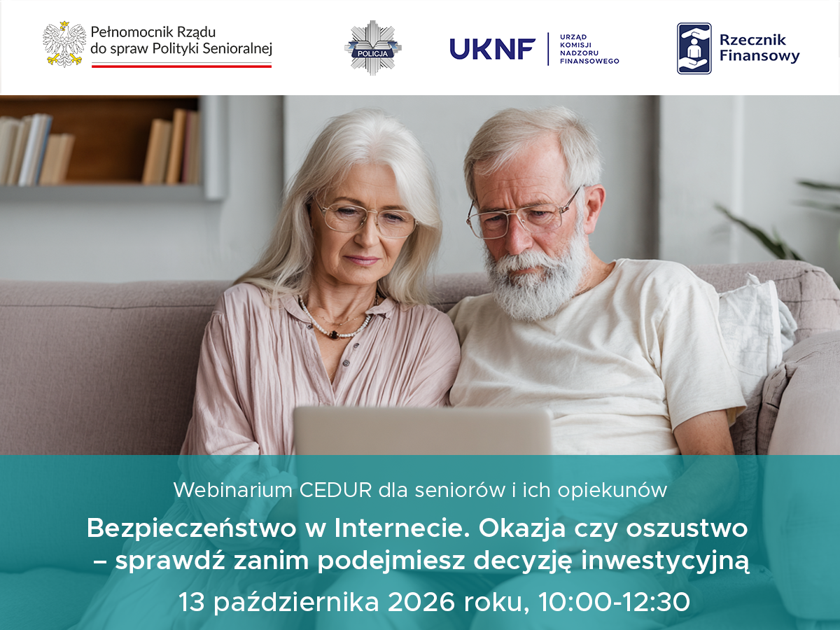 Seniorzy siedzący na kanapie z laptopem w ręce, opis o bezpieczeństwie w internecie